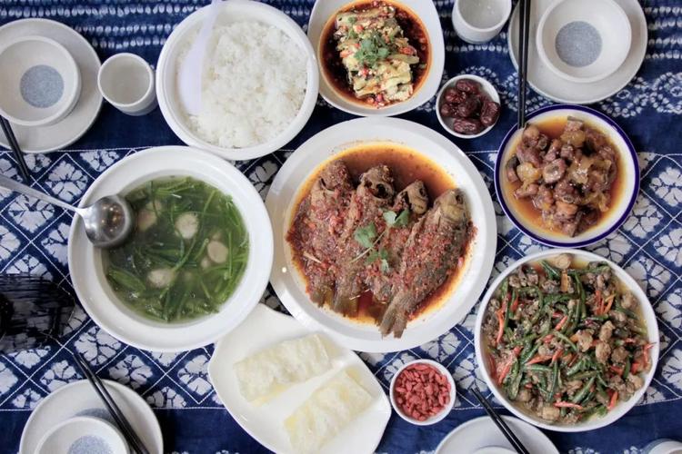 2、来到大理必须要品尝当地的美食,可以说大理不仅风景优美,美食也非常有名。