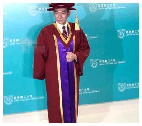 刘德华荣获博士学位了!网友表示华仔还是当年那么年轻
