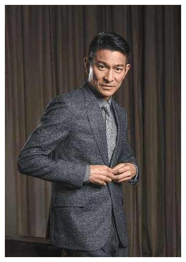 刘德华荣获博士学位了!网友表示华仔还是当年那么年轻
