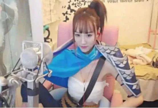 南波儿回归!再玩打赌解扣子套路?网友:人妻真会玩!