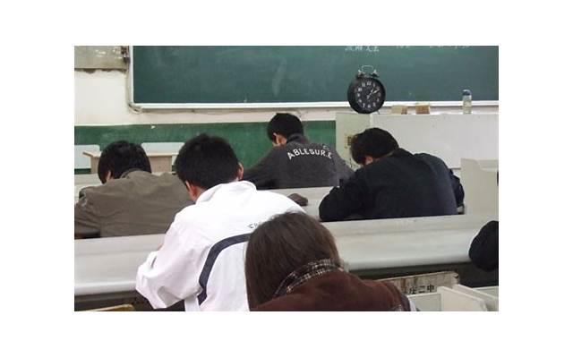 他追人的方式真特别 在图书馆里写作业被学长表白