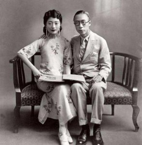 ​末代皇后婉容：生前鸦片上瘾、为侍卫产子，死后被扔到臭水沟边