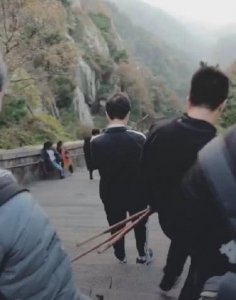 ​小哥哥泰山顶拍照，拿出身份证时，网友：你是隔壁的泰山？