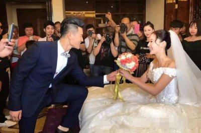 ​张嘎谢孟伟老家举办婚礼，摆流水席，红被子，红盖头