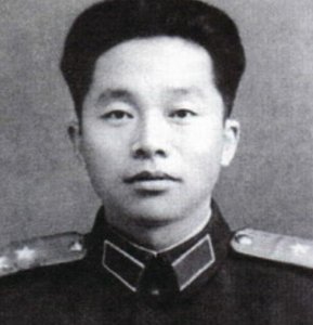 ​33岁成“万岁军”政委，授衔时，他是最年轻的开国中将，年仅38岁