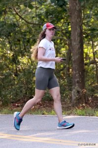 ​克林顿女儿罕见露面，41岁皮肤白皙像20岁，大腿却和妈妈一样粗壮