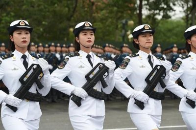 ​中国女兵为何能让世界惊艳？太让人心疼了