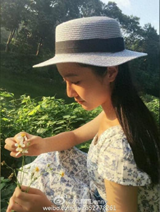 当年喊着so easy的女孩高君雨已经长大了，比以前更漂亮了