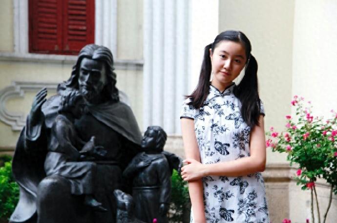 当年喊着so easy的女孩高君雨已经长大了，比以前更漂亮了