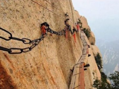 ​花钱去华山长空栈道跳崖？网友：旁边的两个人要怀疑人生了！
