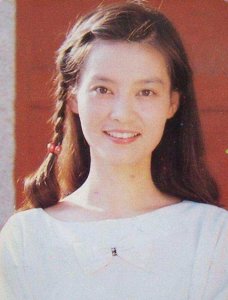 ​潘虹年轻时颜值惊艳，老去后也优雅大方，穿衣不做作很显贵气
