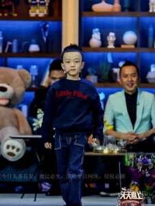 ​汪涵6岁儿子首秀，颜值高到可出道，父子当众亲吻充满父爱