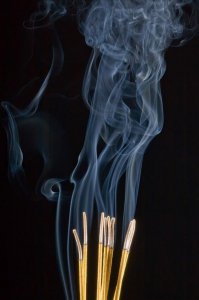 ​年轻人都不上班，选择跑到寺庙上香，会有什么影响呢？