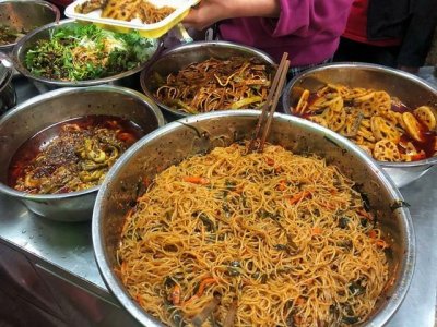 10元盒饭35个菜随便吃,“盒饭姐”一夜爆火却哭诉:别再来吃了!