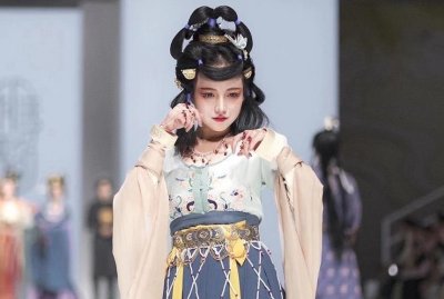 ​洛丽塔大哥曝光150斤旧照，减肥三年不减胸，好身材被赞肉身菩萨