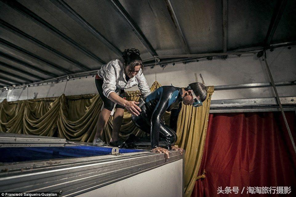 实拍:镜头下,马戏团杂技“小丑”真实的生活百态!