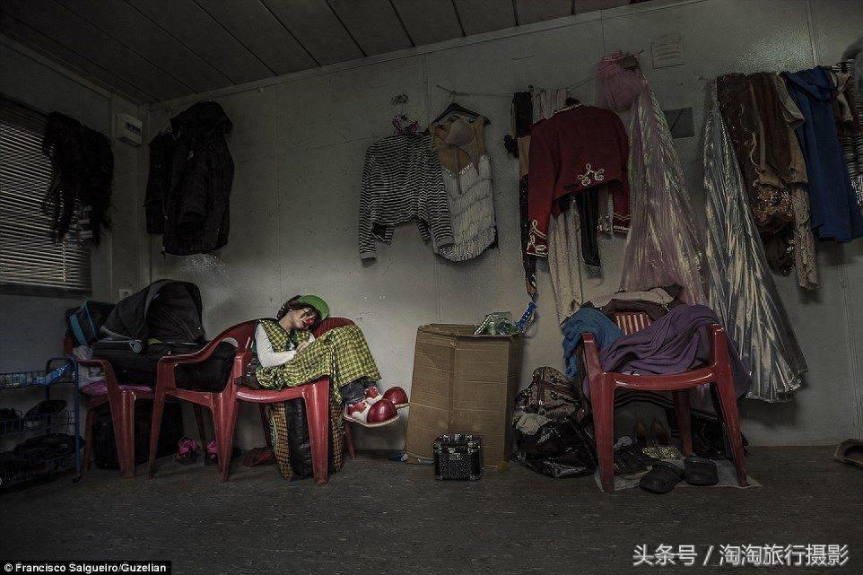 实拍:镜头下,马戏团杂技“小丑”真实的生活百态!