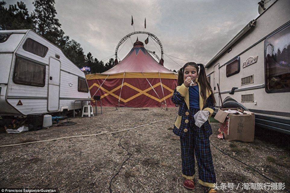 实拍:镜头下,马戏团杂技“小丑”真实的生活百态!