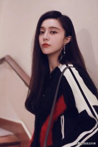 ​古力娜扎晒照被质疑整容过头，网友：我要是她，我连呼吸都困难
