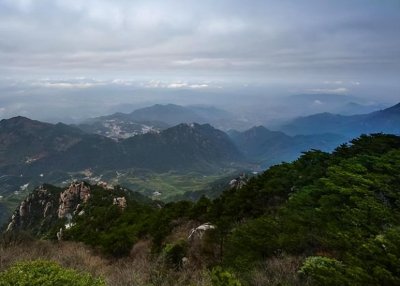 ​地藏菩萨像高99米，投资十几亿，吸引众多佛教信徒前去朝拜