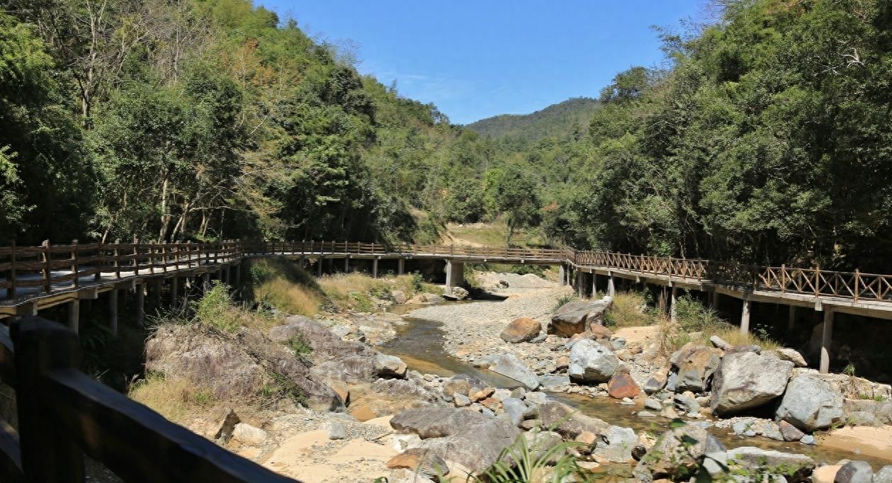 梅州休闲好去处之十六--八乡山大峡谷