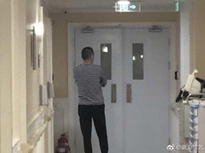恭喜蒋勤勤成功生下二胎儿子，丈夫陈建斌陪产还甜蜜献吻