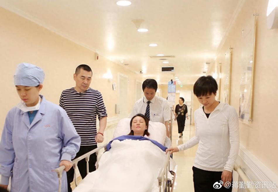 恭喜蒋勤勤成功生下二胎儿子，丈夫陈建斌陪产还甜蜜献吻