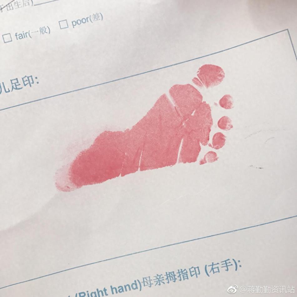 恭喜蒋勤勤成功生下二胎儿子，丈夫陈建斌陪产还甜蜜献吻