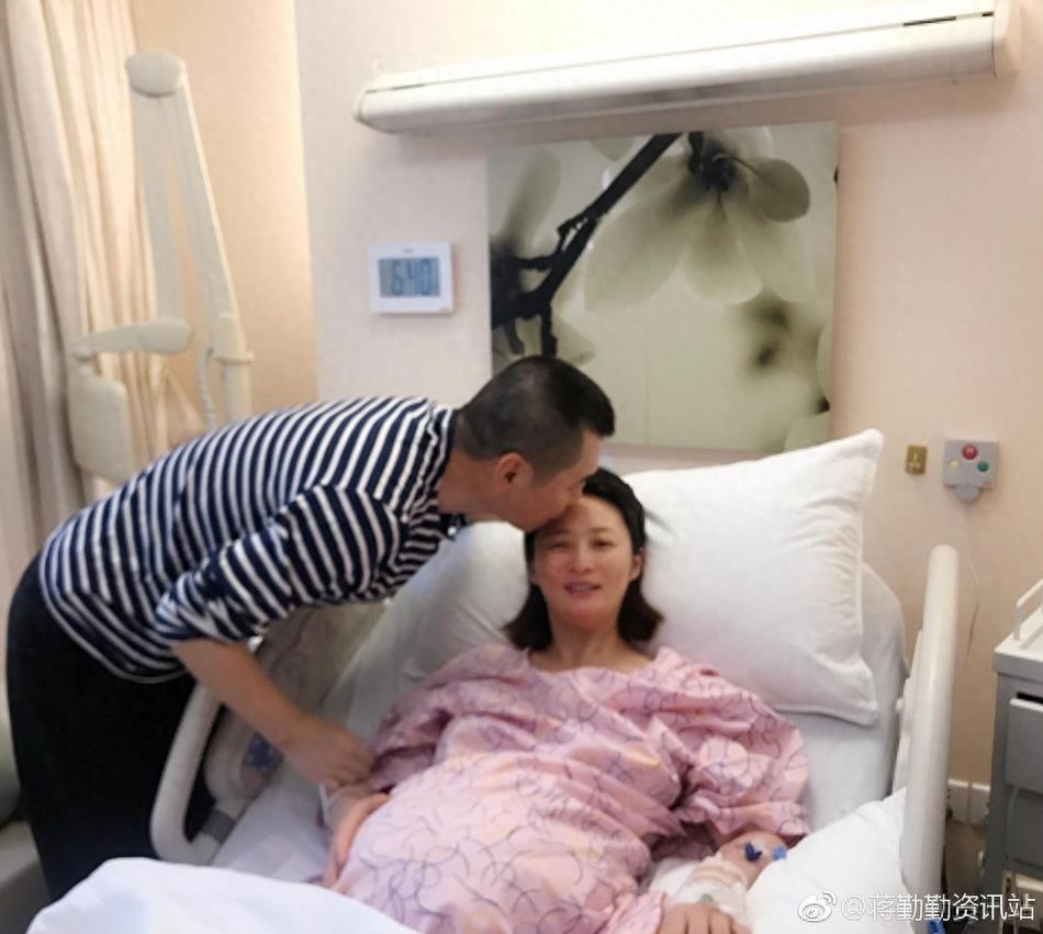 恭喜蒋勤勤成功生下二胎儿子，丈夫陈建斌陪产还甜蜜献吻