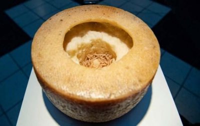 ​这种让人闻风丧胆的食物，却是意大利人餐桌上的美味-活蛆奶酪