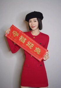 ​42岁秦岚春晚舞台美出天际，一路拼搏让她完成小女生到女强人蜕变