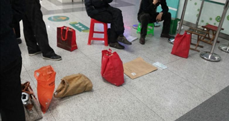实拍医院门诊挂号排队神器