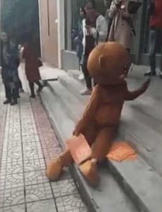 ​广东街头派传单的小熊 网友：动作出卖了她职业