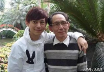​何炅76岁父亲照片曝光，父亲何畏开了一家知名海鲜店