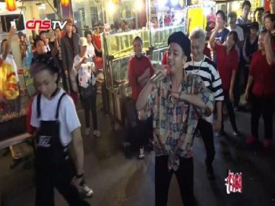 ​越南“杀马特”组合闹市烤肉串 集体嗨歌似“群魔乱舞”