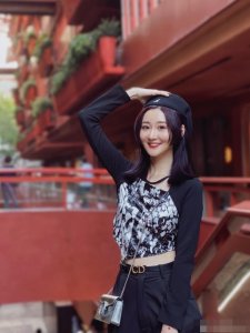 ​可盐可甜！体育主播果果晒度假大片 冷艳女神贝雷帽吸晴