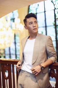 ​杜淳微博晒出一组阳光硬照，淳哥这是又帅出了新高度