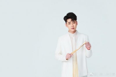 ​190817 张云雷更博晒帅气写真 一手执扇气宇轩昂