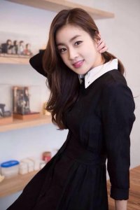 ​韩国女演员姜素拉