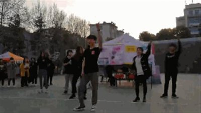​高校社团招新花样多，洗脑神曲“海草舞”跳起来