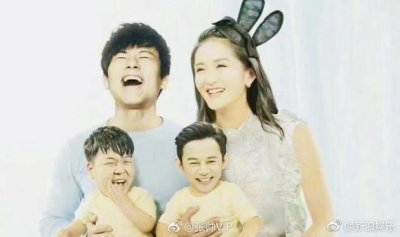 张杰朋友圈晒全家福,双胞胎女儿亮了,果然是晒娃狂魔