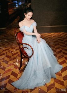 ​赵丽颖新写真又仙又美！秀出锁骨、“A4腰”