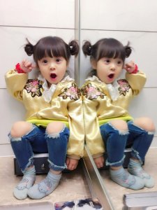 ​北鼻哈琳自己照镜玩双胞胎 破洞裤抢眼