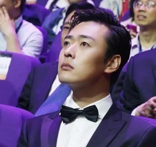 ​张桐：曾拍戏被炸伤双目失明，患抑郁两度轻生，却成首位80后视帝
