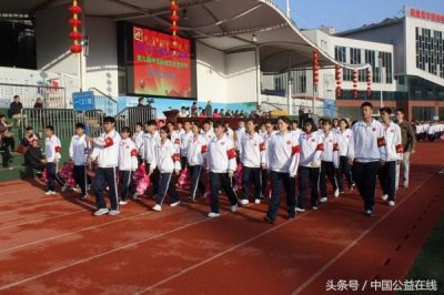​湖北秭归：二中校庆三节赛 赢得媒体满堂彩
