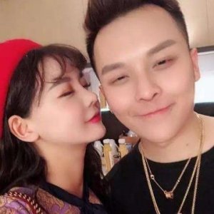 ​韩安冉官宣离婚后，秒删微博，跟网友求抱抱