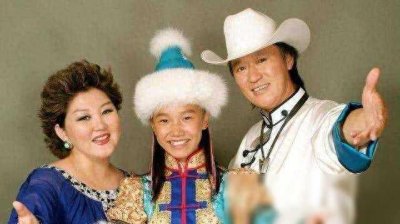 ​《吉祥三宝》小女孩惊艳蜕变，妩媚时尚，你还认得出吗？
