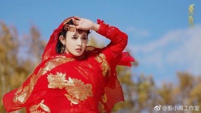 ​古装女神遭传潜规则！「深夜同框制作人」旧照被翻出急发声