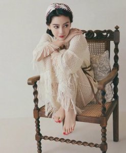 ​angelababy复古写真，丝袜配大长腿，网友：气质太绝了