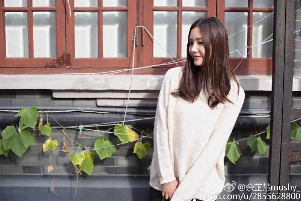 余芷慧气质清新甜美,主演了《秘果》《她很漂亮》等剧